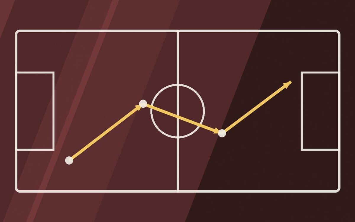 Editorial illustration of a pitch diagram with tactical arrows.
